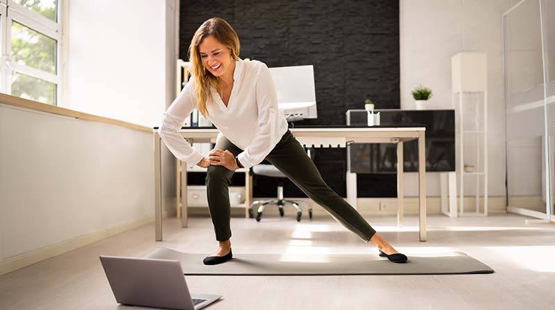 mujer practica acondicionamiento fisico de movilidad para mejorar su salud actual y su longevidad