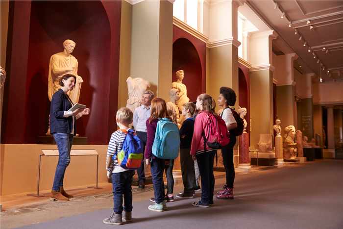 egresado del curso historia del arte trabajando en un museo