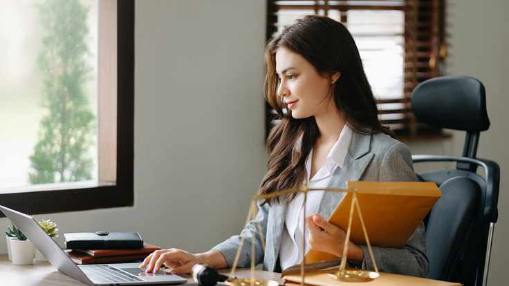 Abogada trabajando en una computadora